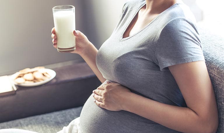 Nên uống sữa cho mẹ bầu VinMik Mama từ 2 tháng trước thai kỳ và kéo dài sau khi sinh