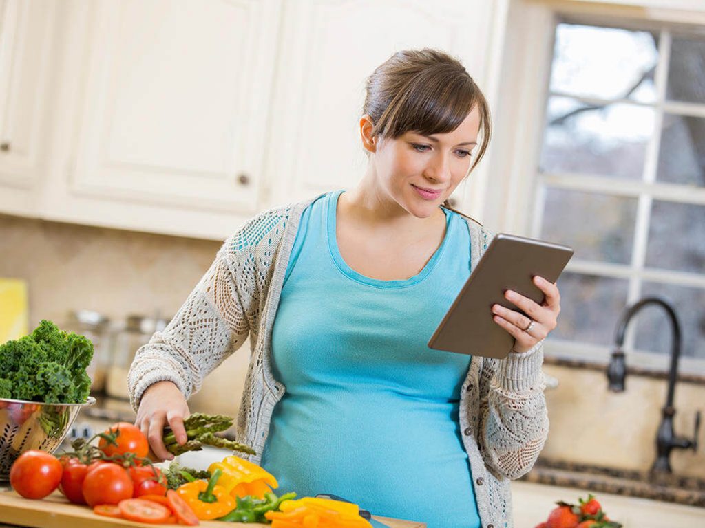 Ở 3 tháng đầu thai kỳ mẹ bầu nên có một chế độ dinh dưỡng cân đối và phù hợp